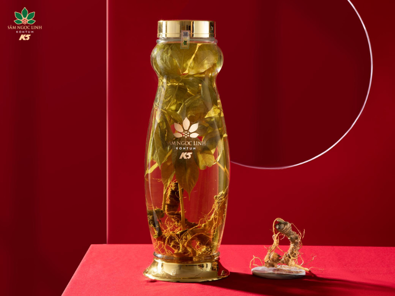Rượu Sâm Ngọc Linh là món quà quý giúp gắn kết mọi người gần nhau hơn trong những bữa tiệc.