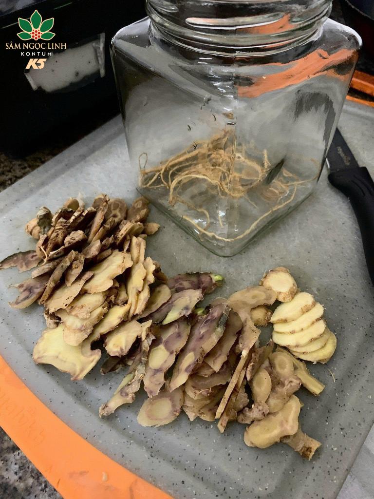 Sâm Ngọc Linh được thái từng lát mỏng.