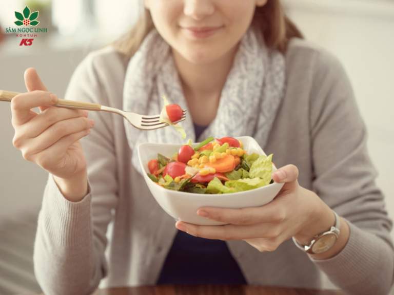 Ăn uống lành mạnh, tăng cường bổ sung các loại rau, trái cây.