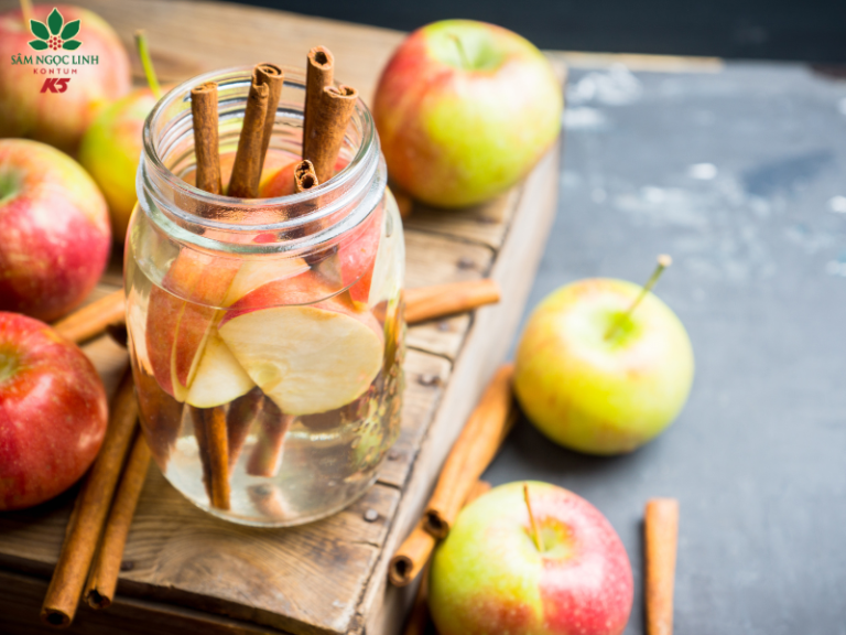 Nước detox từ táo xanh và quế.
