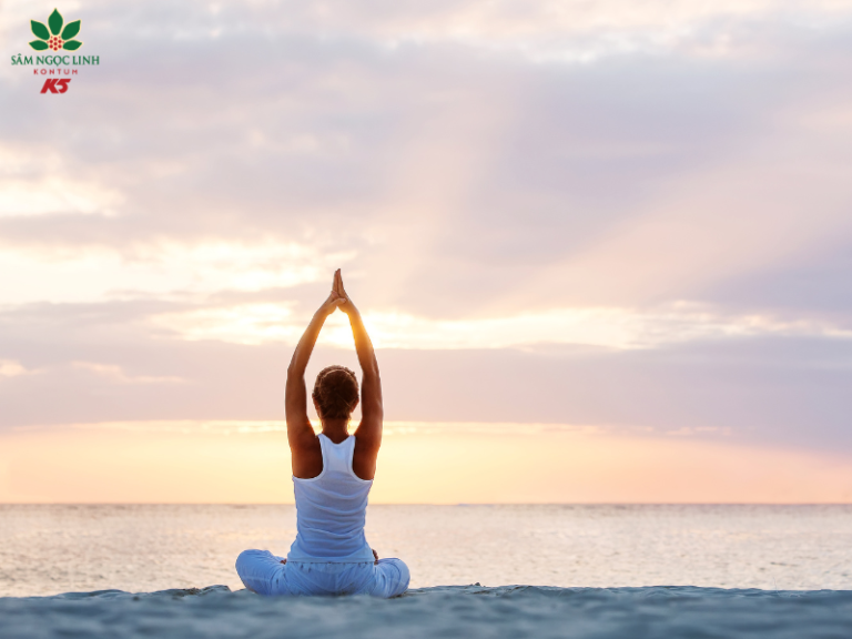 Tái tạo năng lượng bằng cách tập yoga.