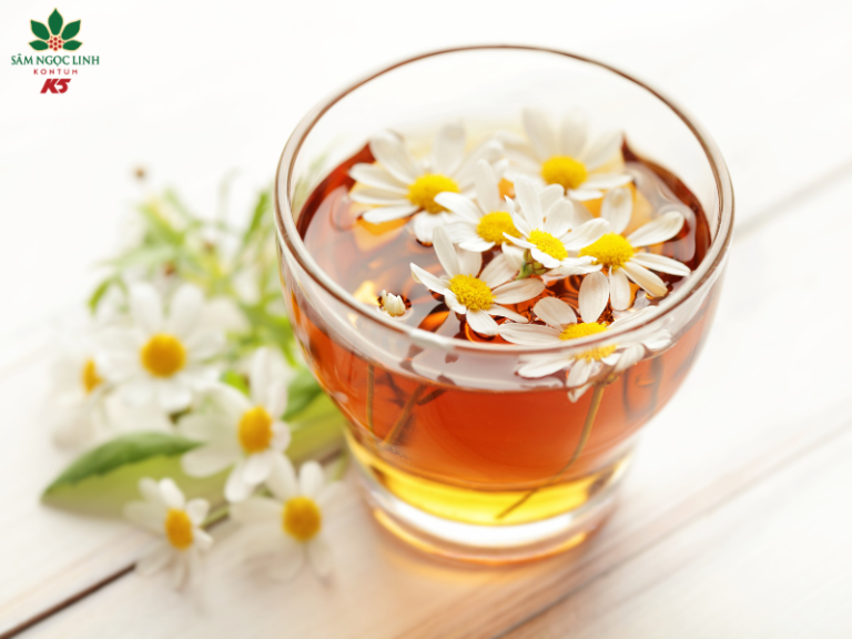 Trà hoa cúc giúp cải thiện chất lượng giấc ngủ.