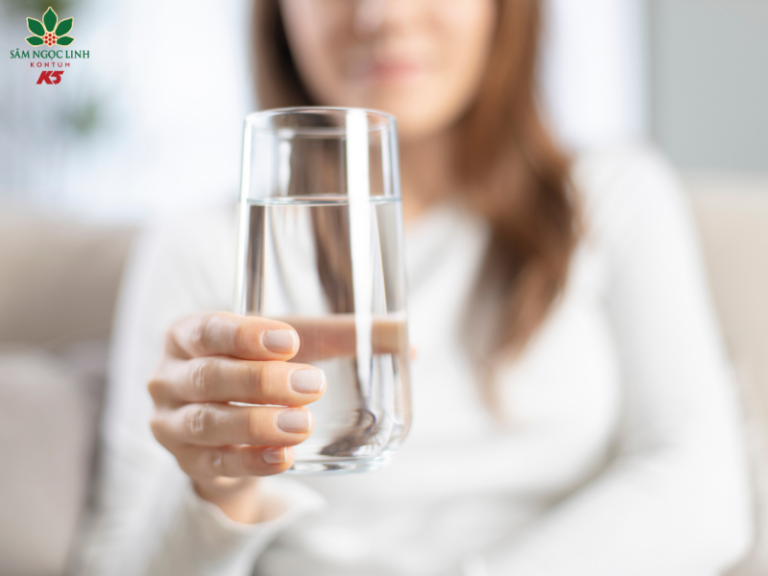 Uống nước khi cơ thể cần sẽ giúp duy trì sức khỏe và năng lượng.