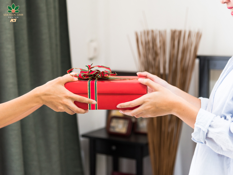 Quà biếu trong dịp lễ lớn thể hiện sự quan tâm chân thành với người nhận.