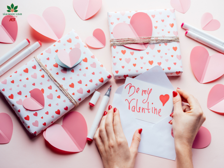 Đính kèm một tấm thiệp viết tay cùng với quà tặng là món quà trọn vẹn nhất mà bạn dành tặng người thương.