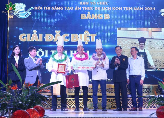  BTC trao giải đặc biệt Bảng B cho đội Hội đầu bếp Kon Tum.