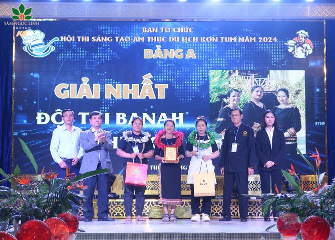    Phó chủ tịch UBND tỉnh Kon Tum Nguyễn Hữu Tháp trao giải nhất Bảng A cho đội thi BaNa Tám Hùng (TP. Kon Tum).