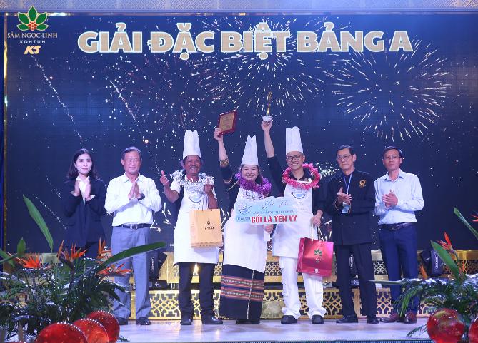  Ông Huỳnh Tấn Phục, Trưởng Ban Tổ chức Tỉnh uỷ Kon Tum trao giải đặc biệt cho đội thi Gỏi lá Yến Vy (TP. Kon Tum).