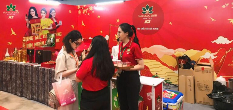 Khách tham quan chụp hình checkin và nghe tư vấn, giới thiệu về sản phẩm tại gian hàng K5.