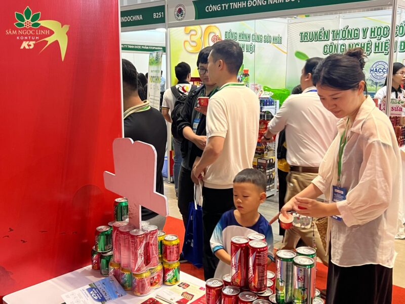 Du khách đang tham quan và trải nghiệm tại gian hàng Sâm Ngọc Linh K5 ở buổi Hội chợ Dược liệu 2024.