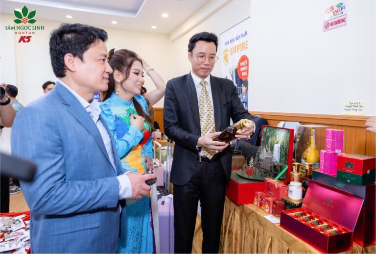 Các khách mời tham quan gian hàng K5.