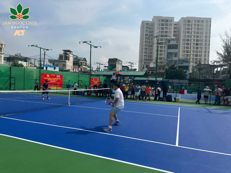 Các chiến sĩ công an đang thi đấu môn quần vợt tại Đại hội khỏe.