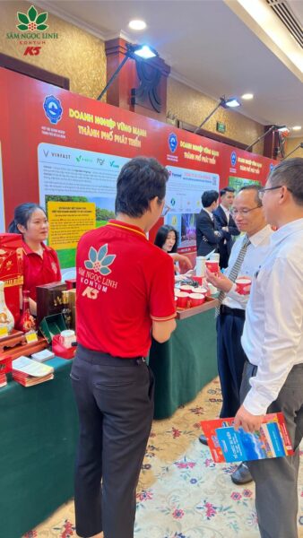 Các khách mời dùng thử nước giải khát của Sâm Ngọc Linh K5 tại Huba.