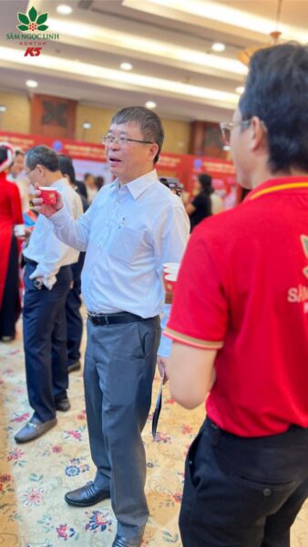 Các khách mời dùng thử nước giải khát của Sâm Ngọc Linh K5 tại Huba.