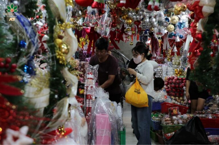 Người dân mua sắm đồ trang trí Noel tại đường Hải Thượng Lãn Ông.