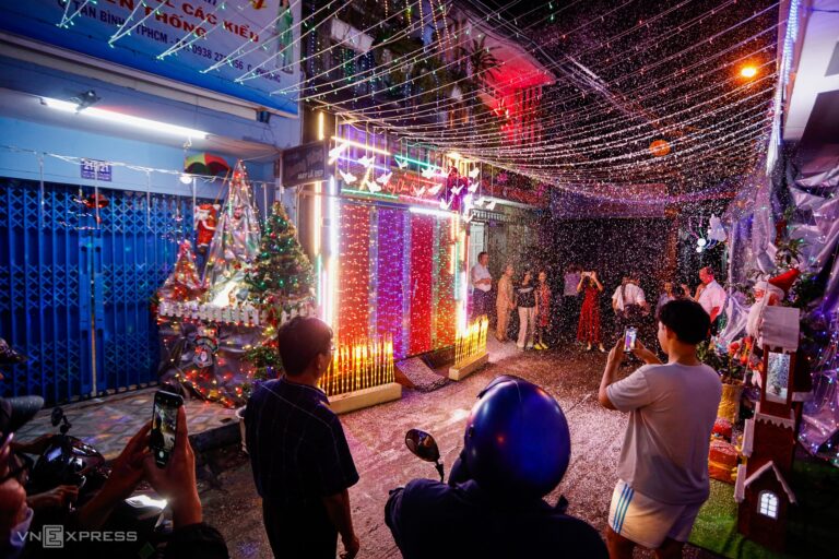 Hình ảnh trang trí hang đá tại Xóm Đạo, quận 8. (Nguồn: Báo VnExpress và Facebook)