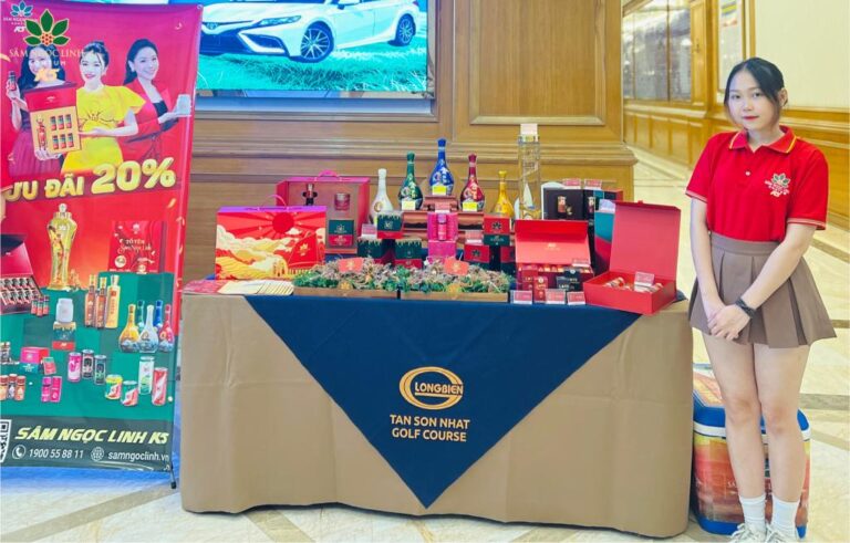 Hộp quà Tết 2025 và các chế phẩm Sâm Ngọc L:inh được trưng bày tại giải đấu.