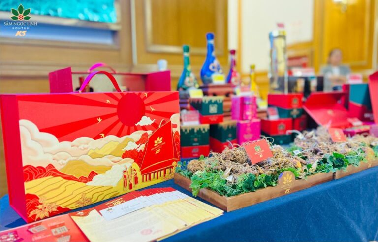 Hộp quà Tết 2025 và các chế phẩm Sâm Ngọc L:inh được trưng bày tại giải đấu.
