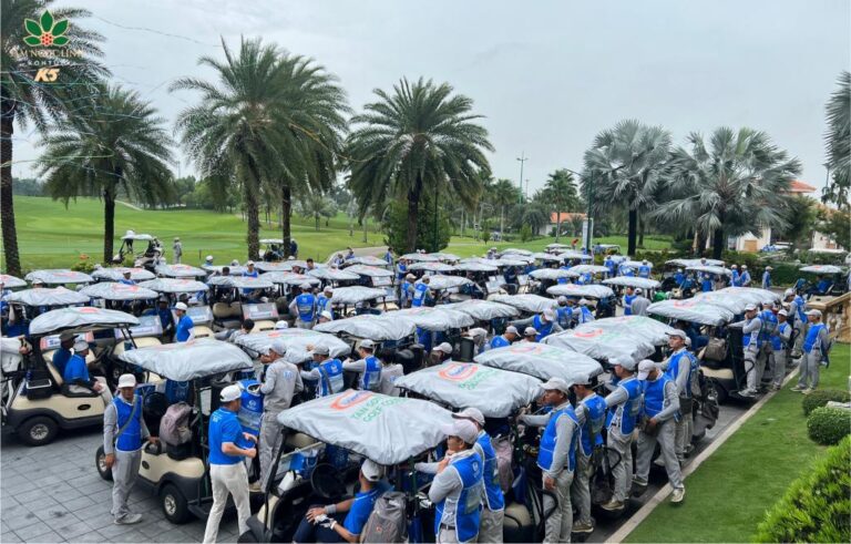 Các golfer check in tại giải đấu và chuẩn bị thi đấu.