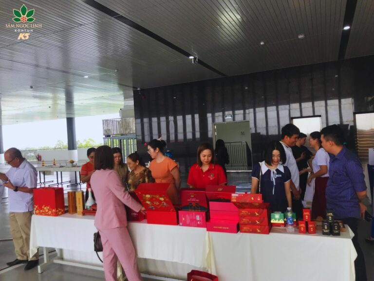 Khách tham quan trải nghiệm các sản phẩm tại gian hàng K5.