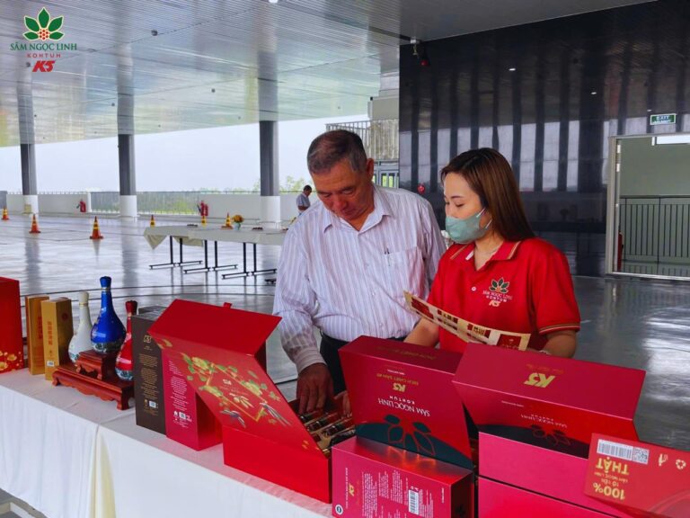Khách tham quan trải nghiệm các sản phẩm tại gian hàng K5.