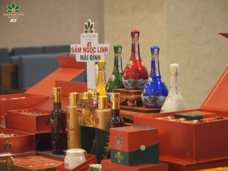 Rượu Sâm Ngọc Linh được trưng bày tại gian hàng K5.