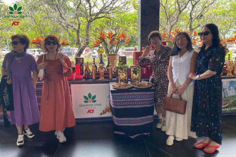 Khách tham quan và check in tại gian hàng K5.