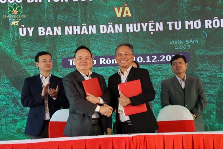 Đại diện UBND huyện Tu Mơ Rông ký kết hợp tác với nhóm nghiên cứu Đại học Tôn Đức Thắng.