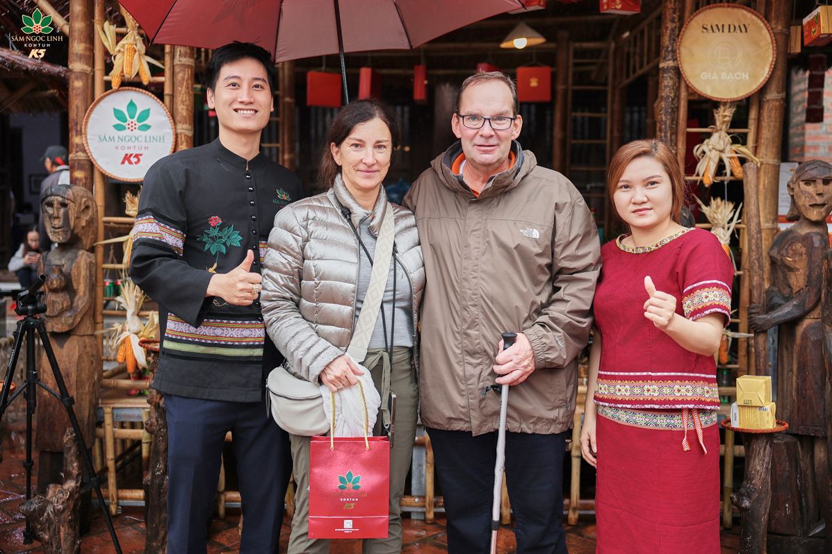 Du khách quốc tế tham quan và mua sắm tại gian hàng K5.