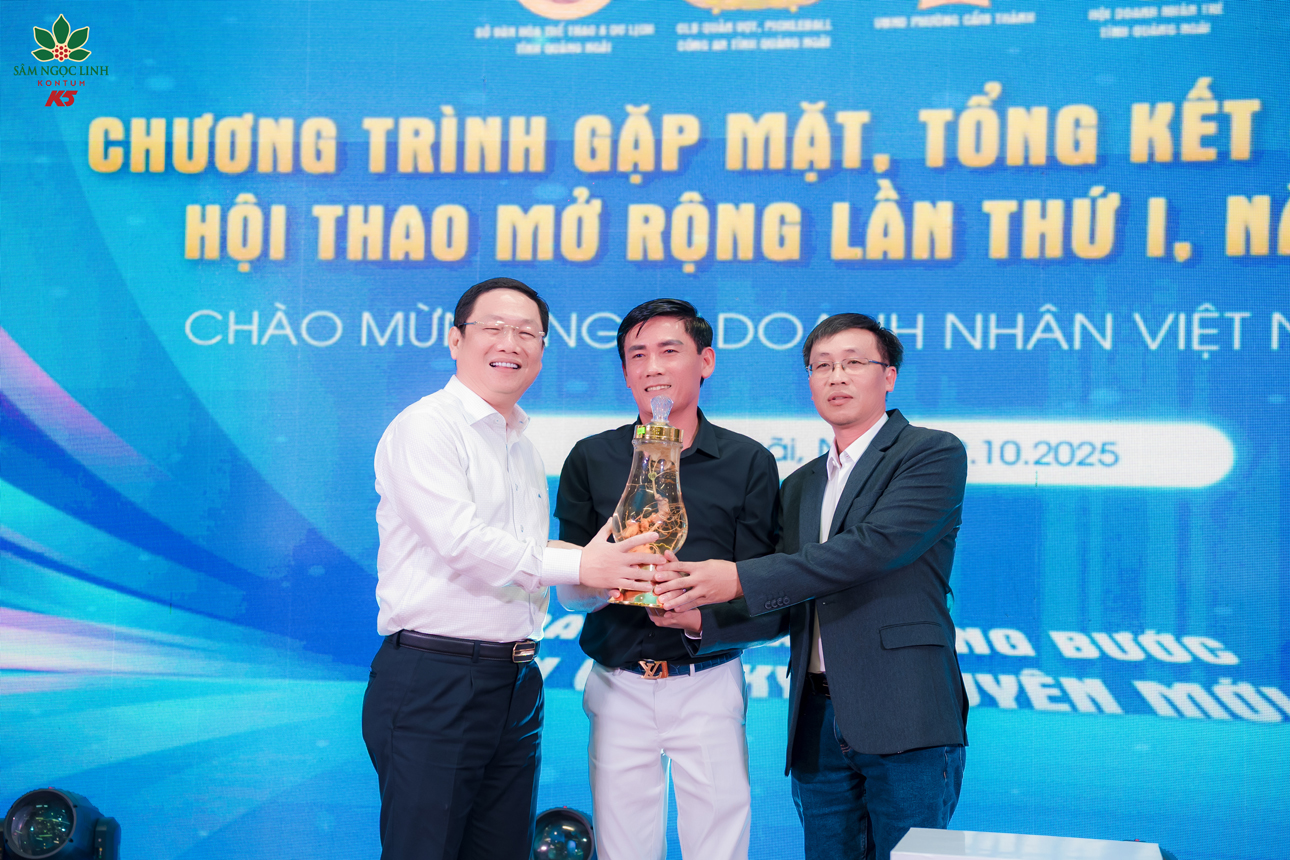 Bình rượu sâm Ngọc Linh được đấu giá thành công tại Hội thao.