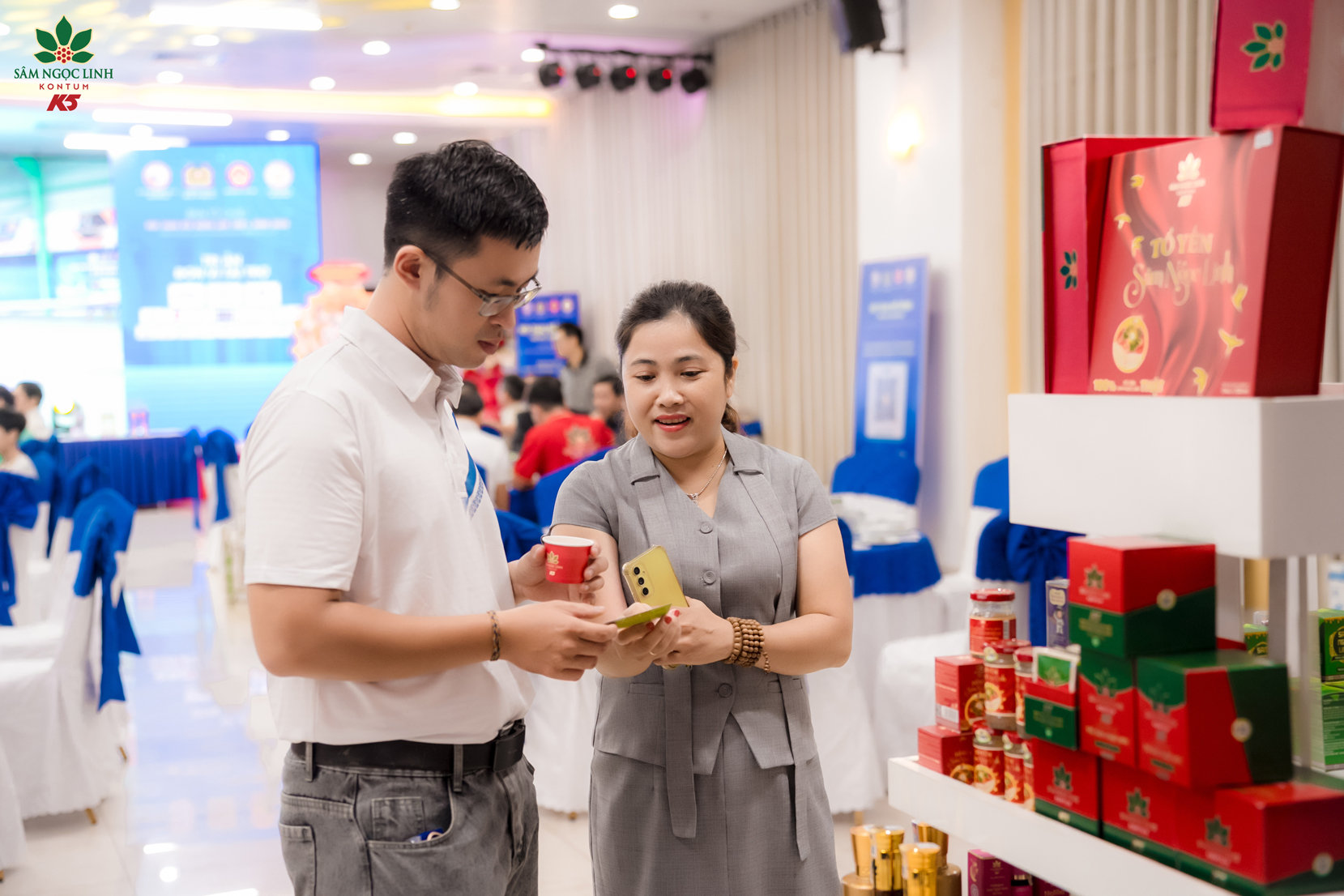 Khách mời tại Hội thao tham quan các sản phẩm K5.