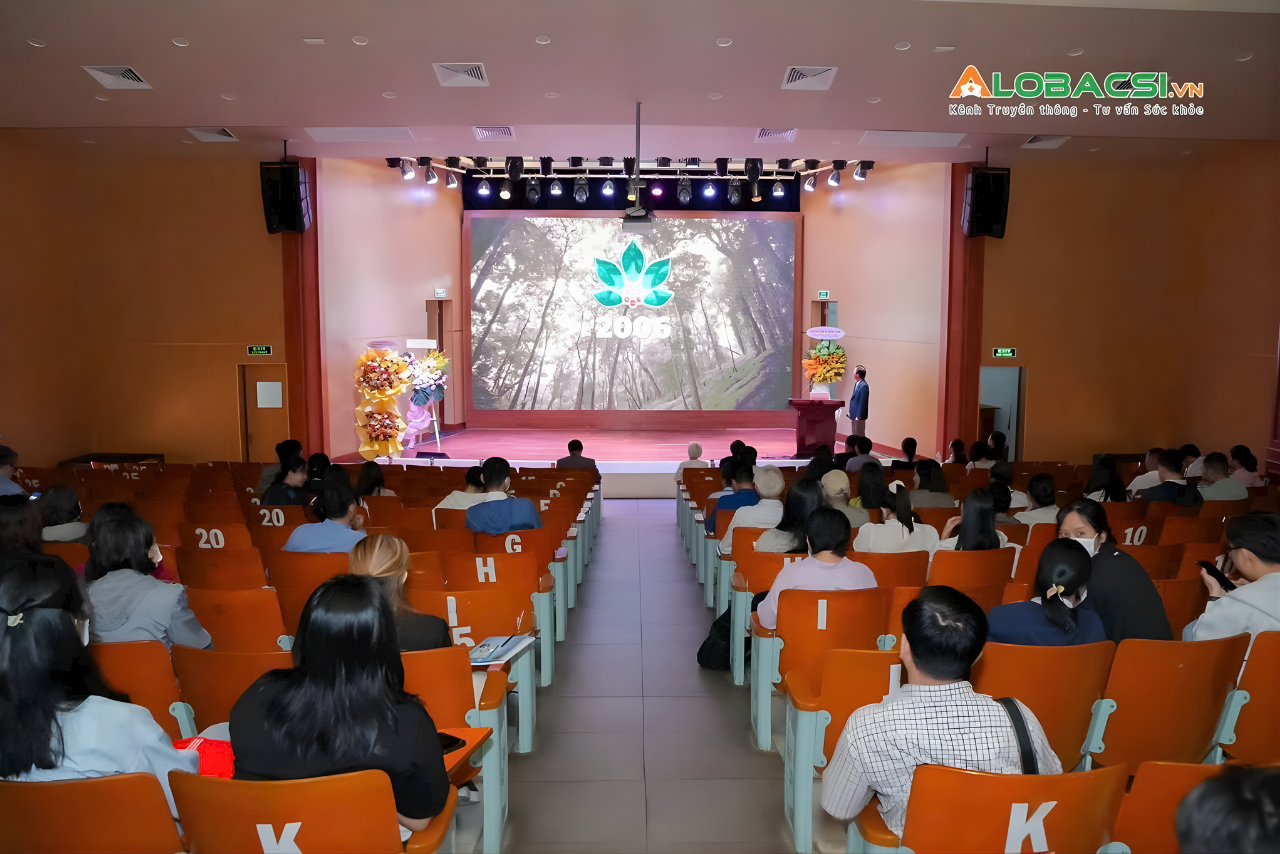 Đại diên K5 giới thiệu về thương hiệu K5. (Ảnh: Nguồn alobacsi.vn)