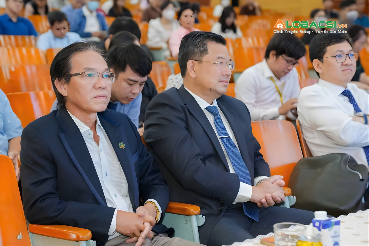 Đại diện K5 tham dự Hội thảo Khoa học của Đại học Y dược TP. HCM. (Ảnh: Nguồn alobacsi.vn)