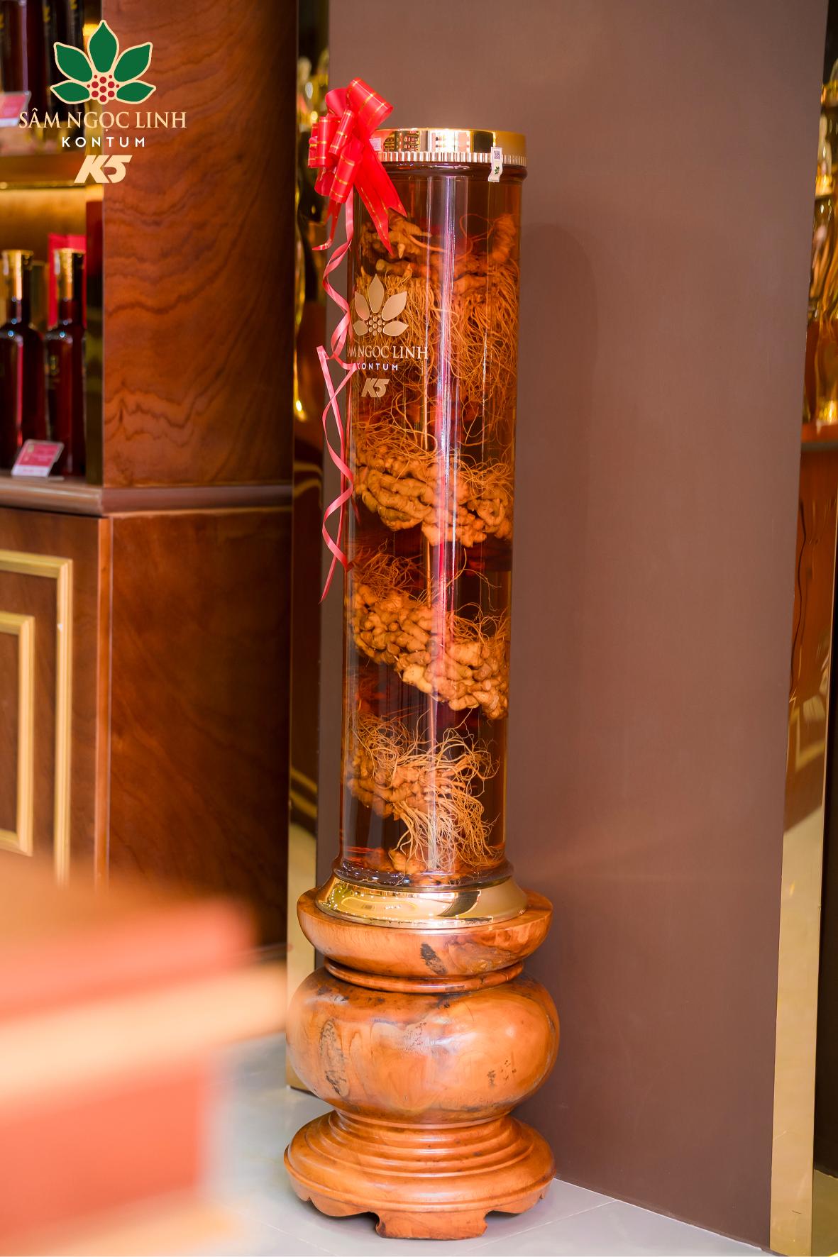 Những bình rượu sâm củ tươi vô cùng quý hiếm tại showroom.
