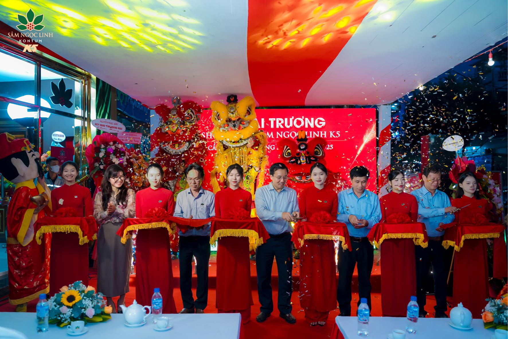 Đại diện K5 cùng quản lý showroom Quảng Ngãi cắt băng mừng khai trương.