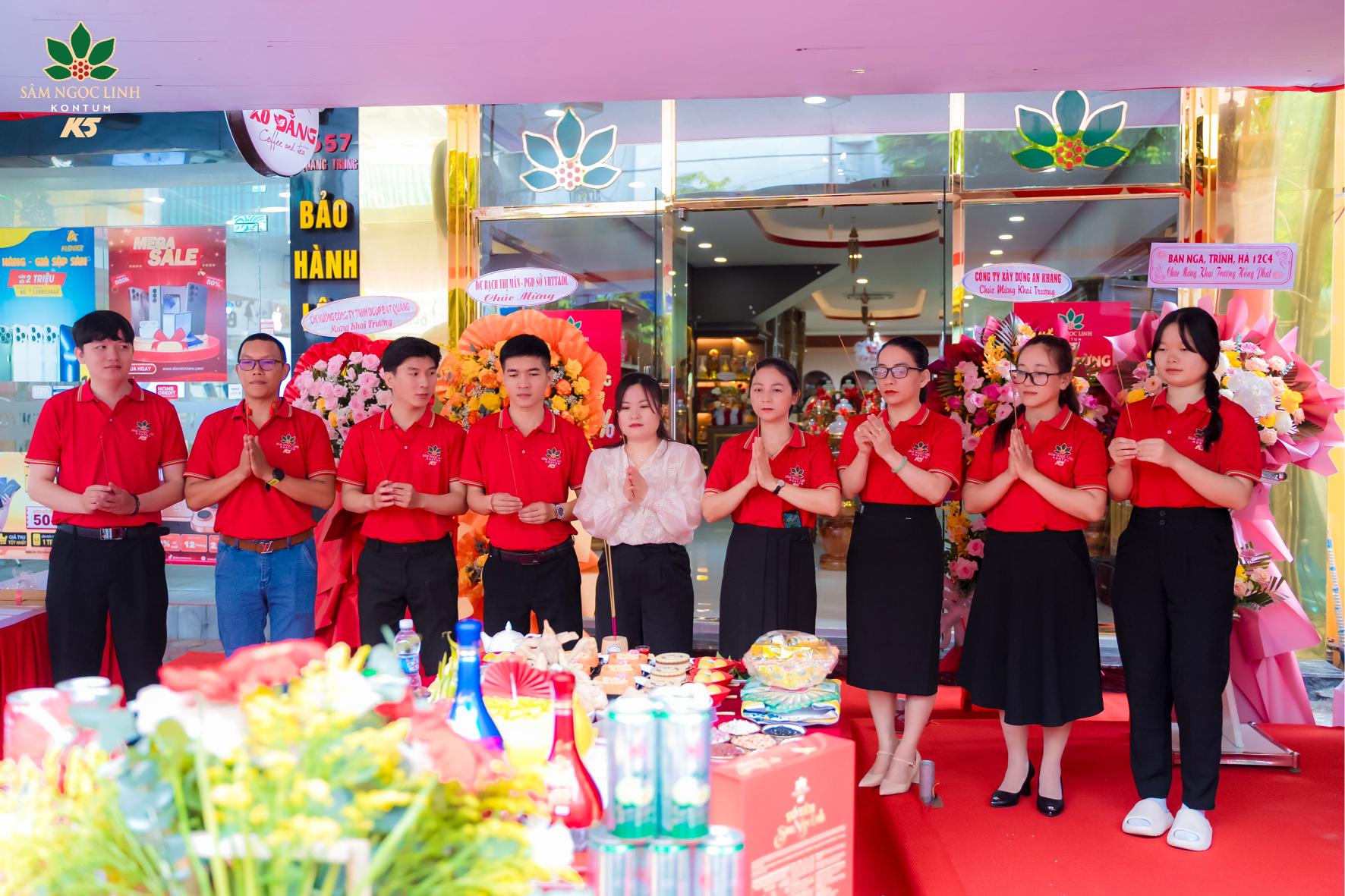 Quản lý showroom và nhân viên cúng khai trương.