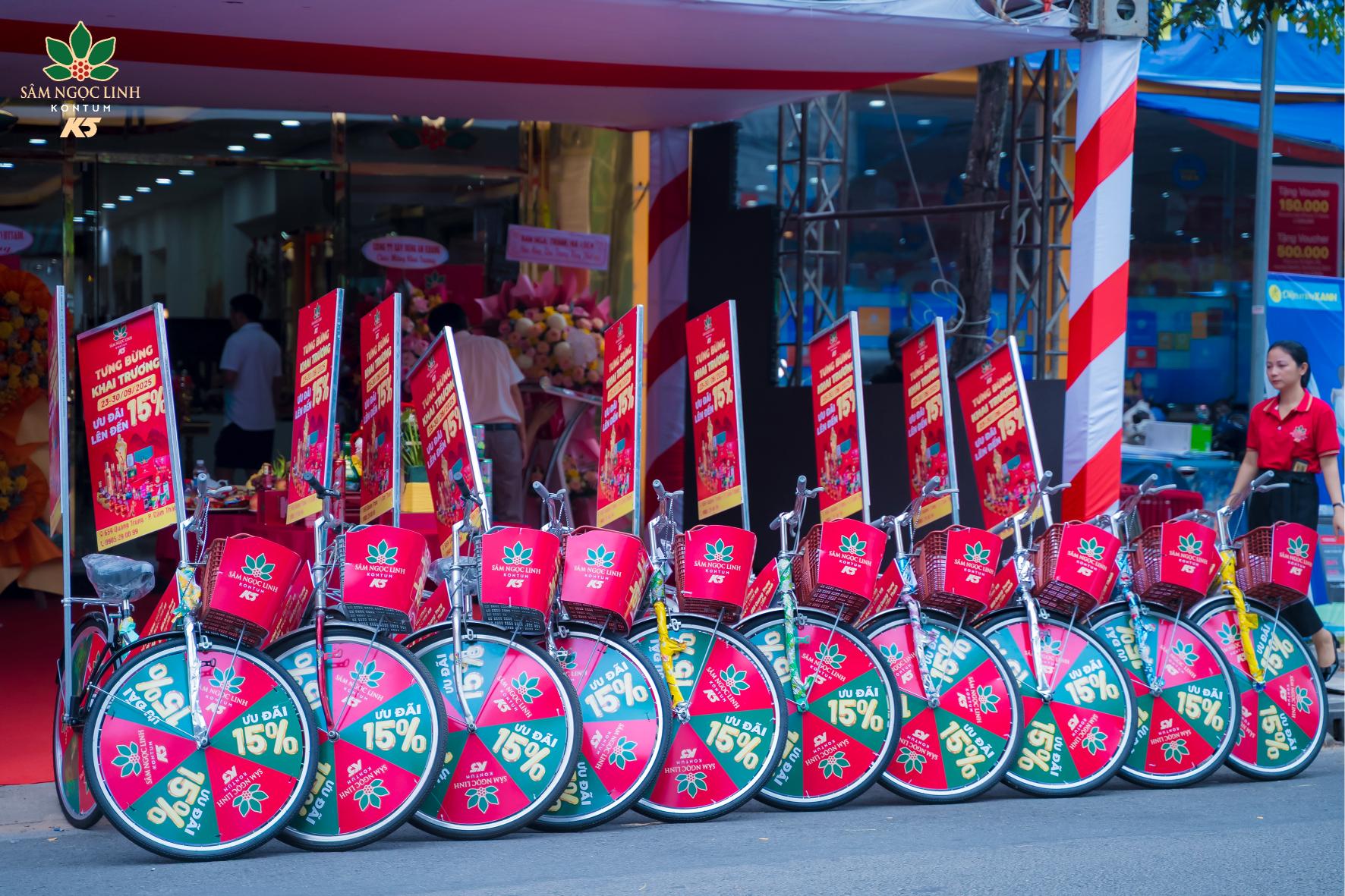 Dàn xe đạp diễu hành ngày khai trương.