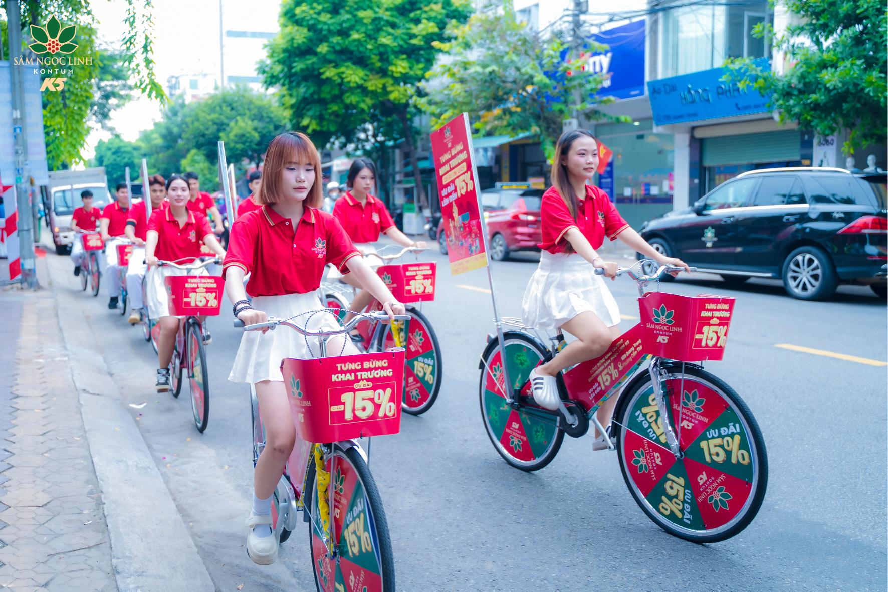 Đạp xe diễu hành mừng ngày khai trương showroom mới.