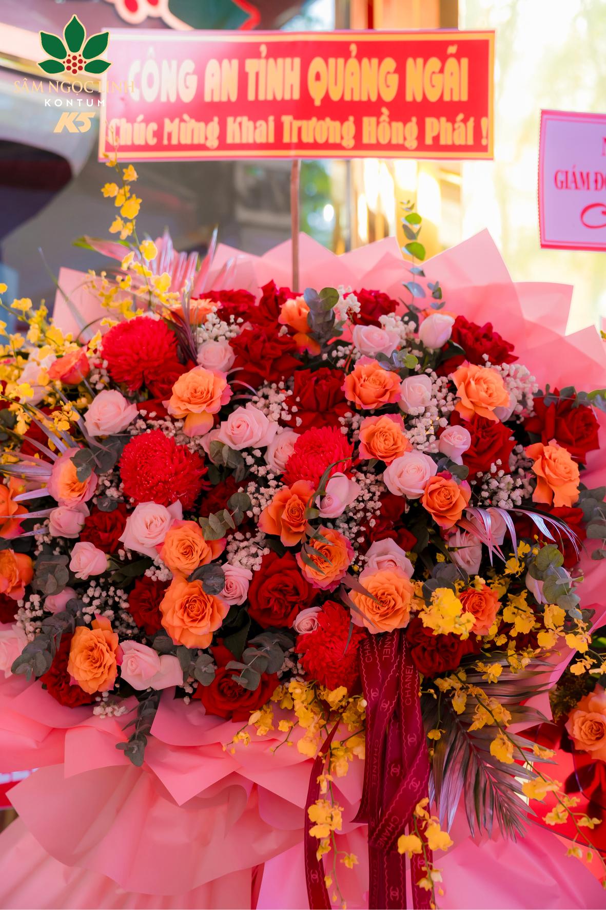 Những lẳng hoa chúc mừng của đại diện các cấp, chính quyền địa phương.