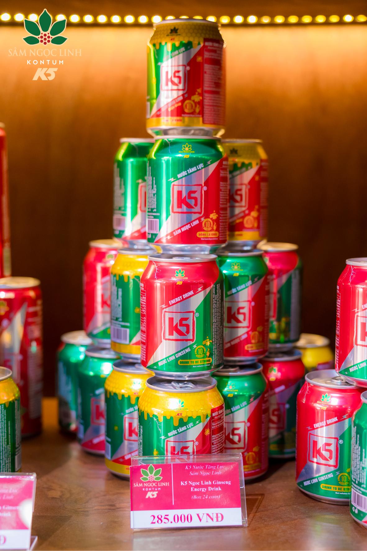 Các sản phẩm được trưng bày bên trong showroom.