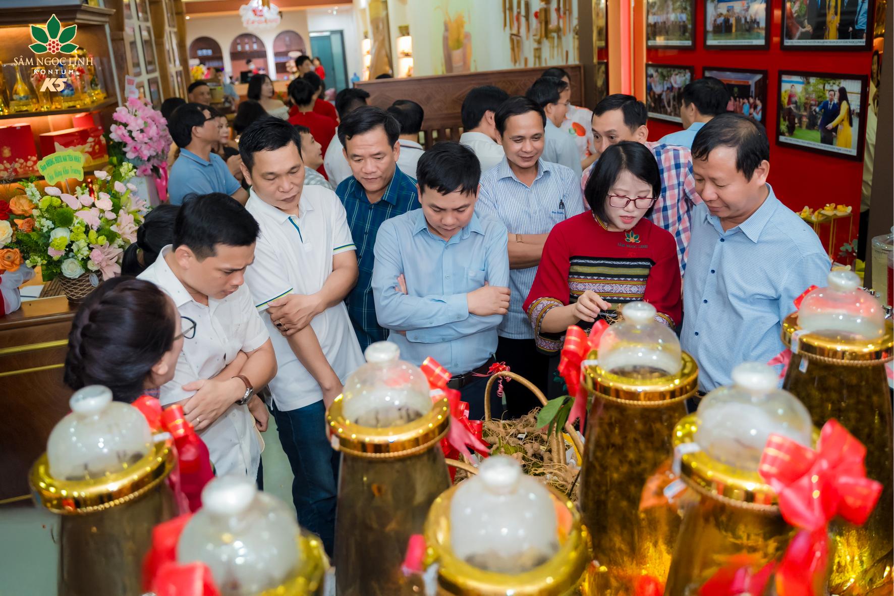 Khách hàng tham dư khai trương showroom Quảng Ngãi.