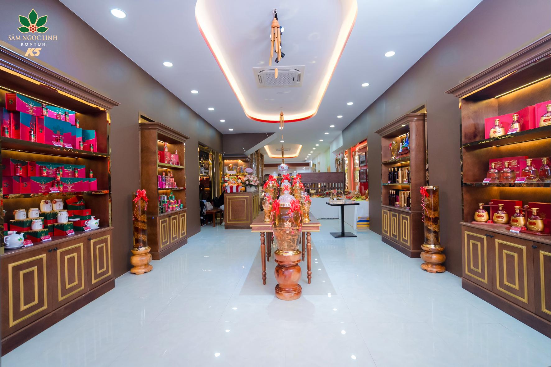 Nhân viên K5 chụp ảnh bên trong showroom.