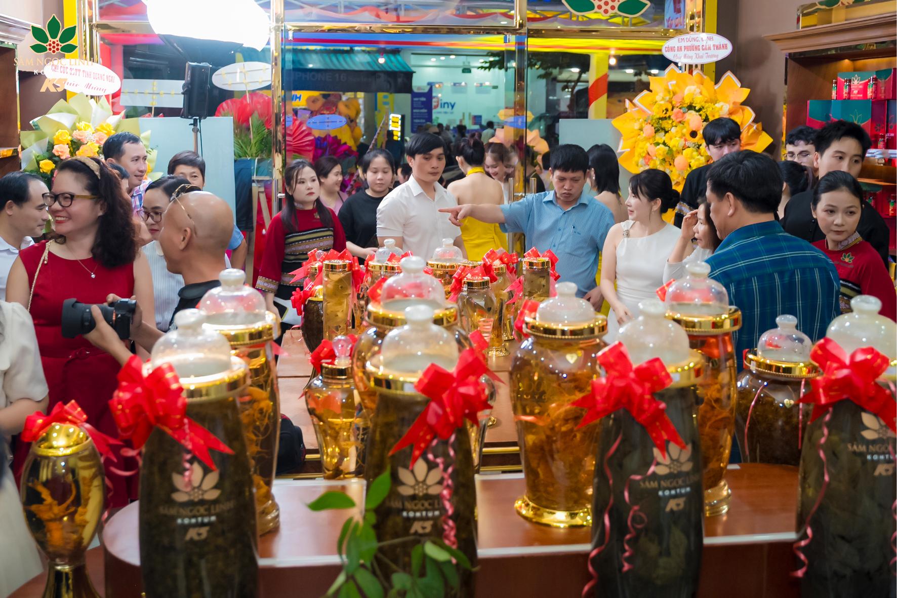 Nhiều người dân cùng đến chúc mừng ngày khai trương showroom Quảng Ngãi.