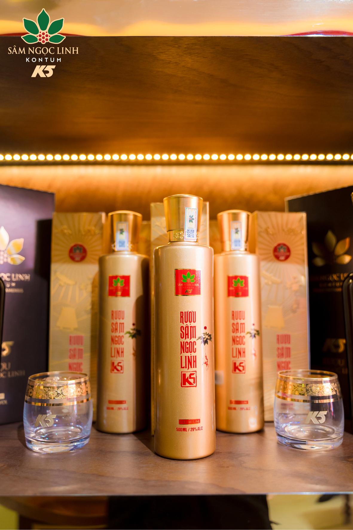 Các sản phẩm được trưng bày bên trong showroom.