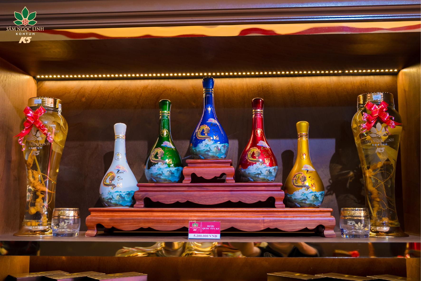 Các sản phẩm được trưng bày bên trong showroom.