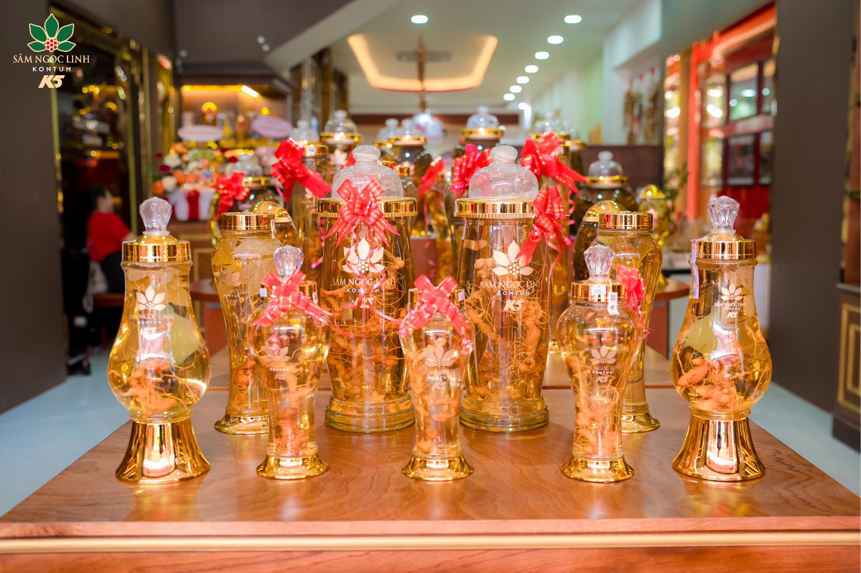 Những bình rượu sâm củ tươi vô cùng quý hiếm tại showroom.