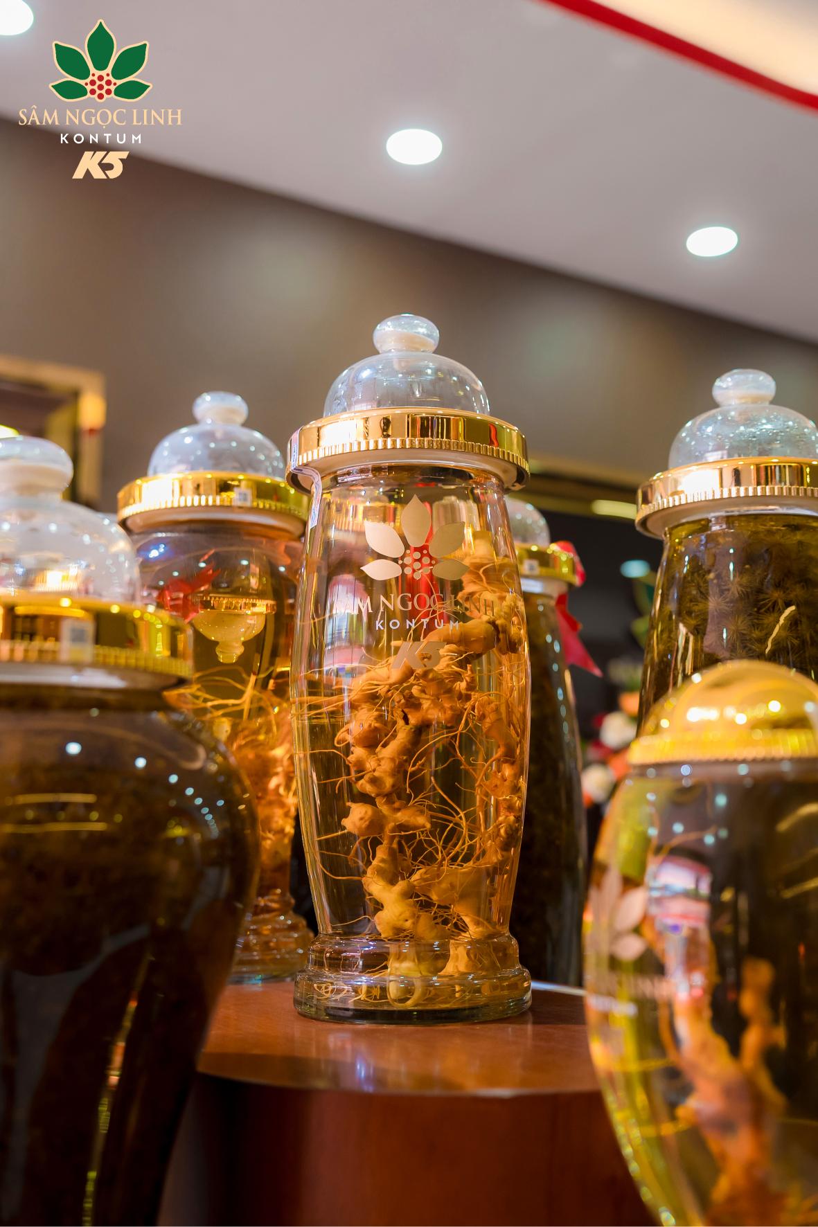 Những bình rượu sâm củ tươi vô cùng quý hiếm tại showroom.