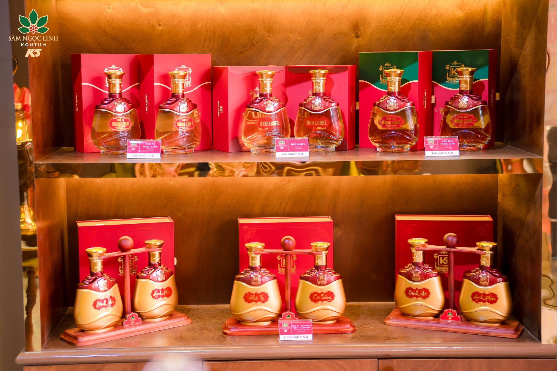 Các sản phẩm được trưng bày bên trong showroom.