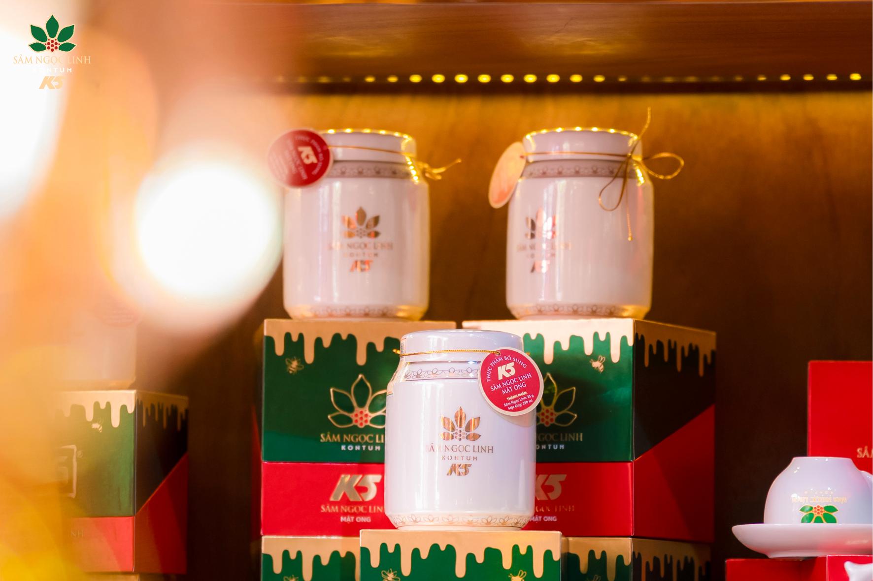 Các sản phẩm được trưng bày bên trong showroom.