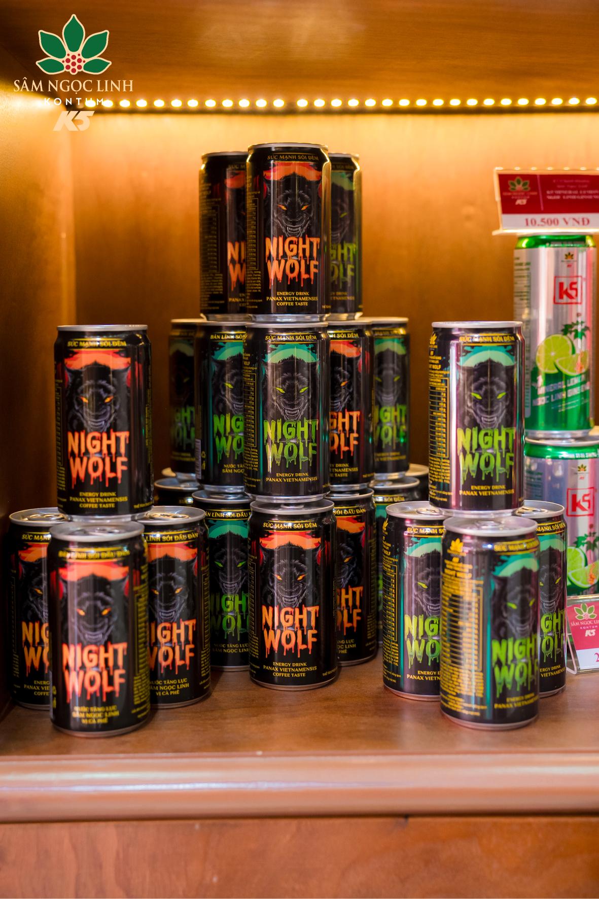 Các sản phẩm được trưng bày bên trong showroom.